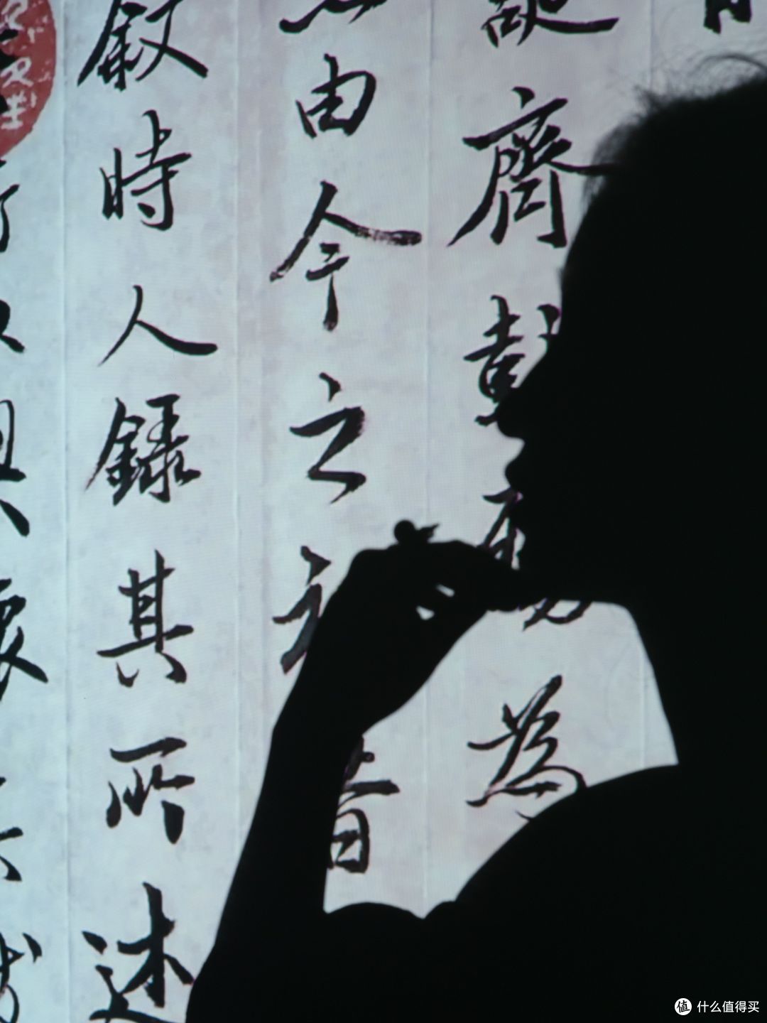 突破屏幕限制,享受沉浸体验:明基E582智能投影仪体验