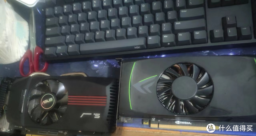 左边是华硕gtx560，右边是gtx460