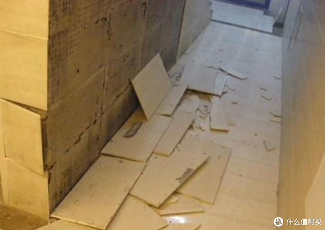 你家里的瓷砖十有八九就会空鼓特别严重了，甚至可能随时掉下来砸到人。