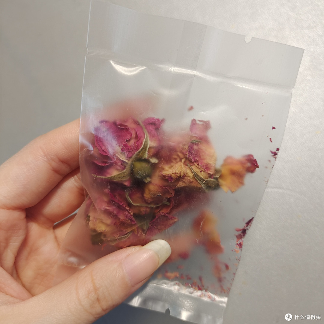 这个玫瑰花茶泡出来的颜色太好看了 !