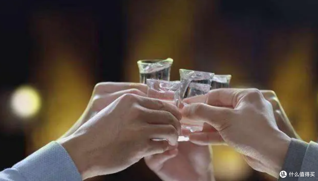 人上了年纪,为什么越来越爱喝酒?资深酒友说出3点原因,太真实