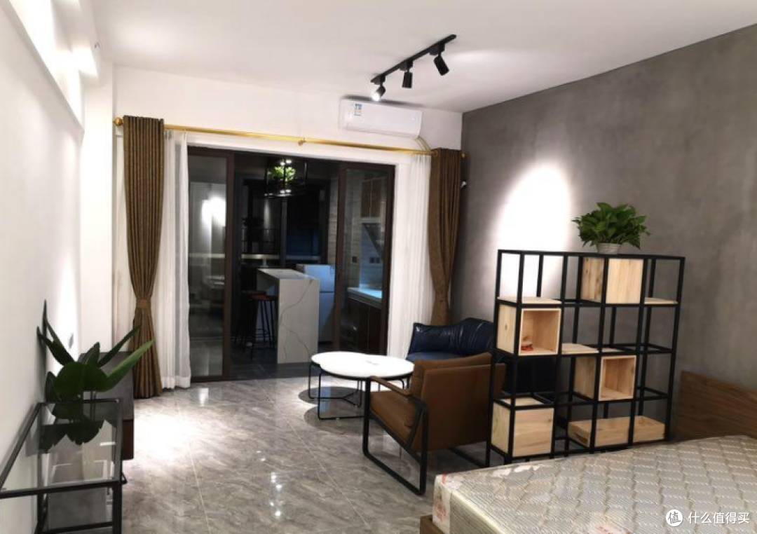参观36㎡精装单身公寓,阳台改装成厨房和吧台餐厅,真是第一次见