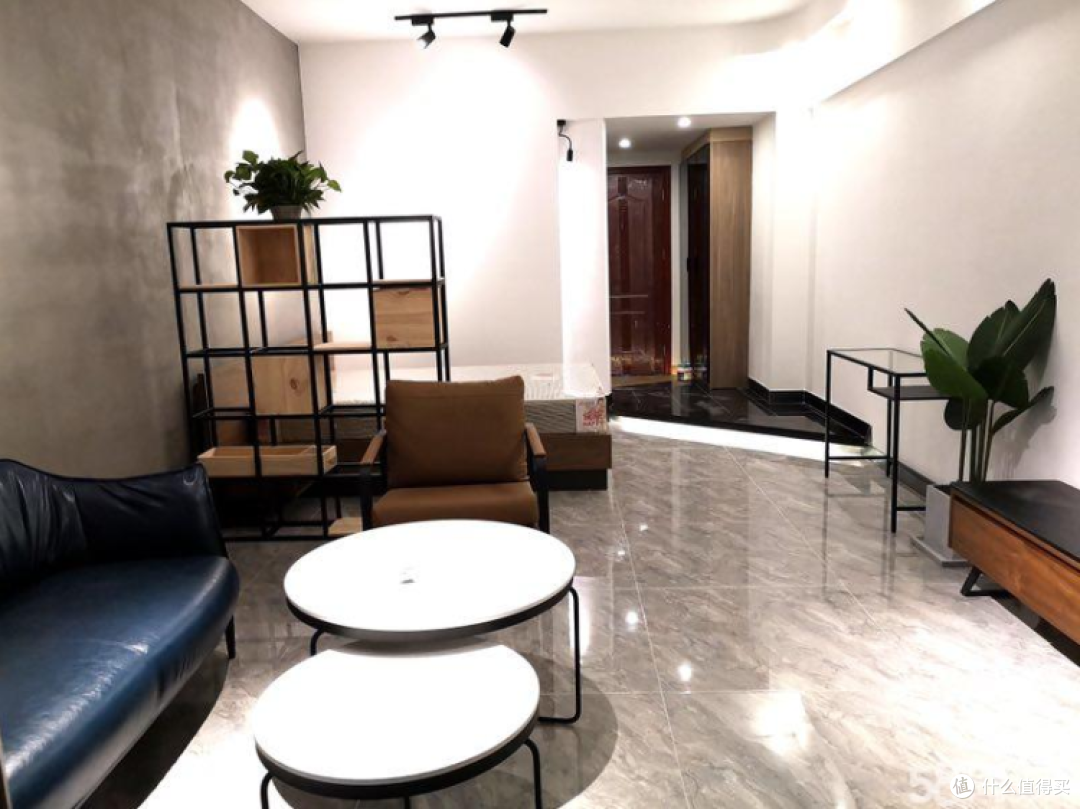 参观36㎡精装单身公寓,阳台改装成厨房和吧台餐厅,真是第一次见