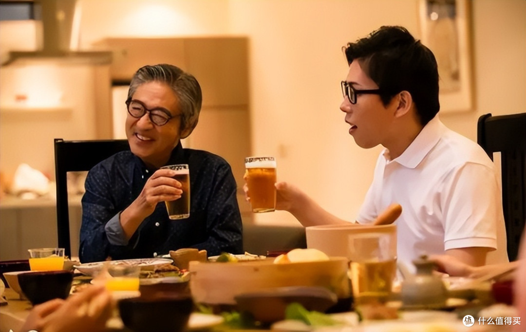 喝酒时，将杯子放低一截的人，是“没本事”吗？瞎说！这是情商高
