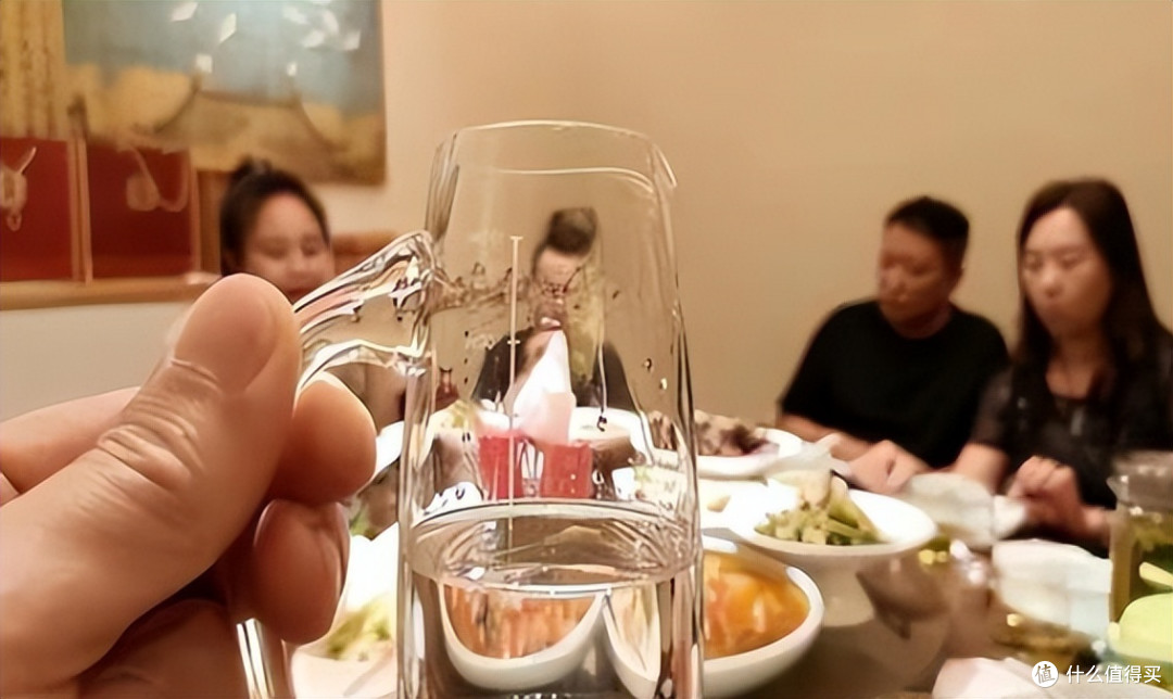 喝酒时，将杯子放低一截的人，是“没本事”吗？瞎说！这是情商高