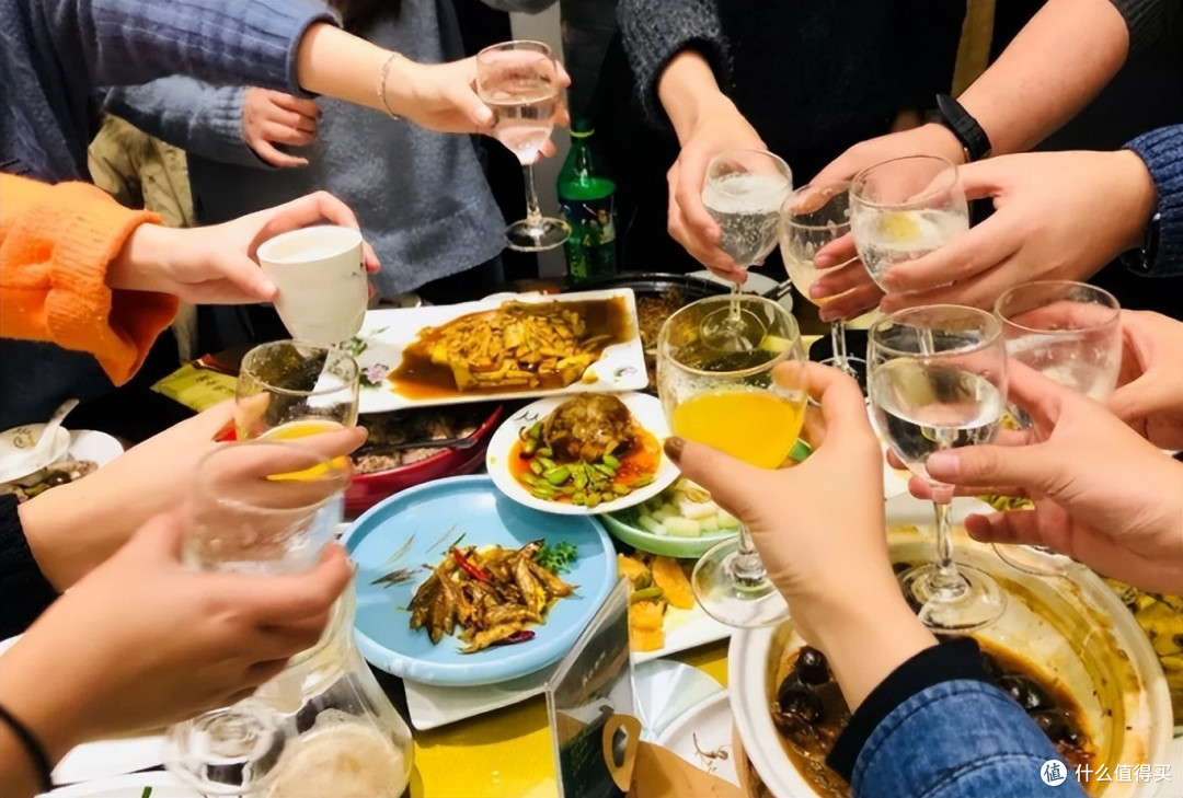 酒桌上，有这“3个动作”的人，往往不受待见，看看您有没有中招
