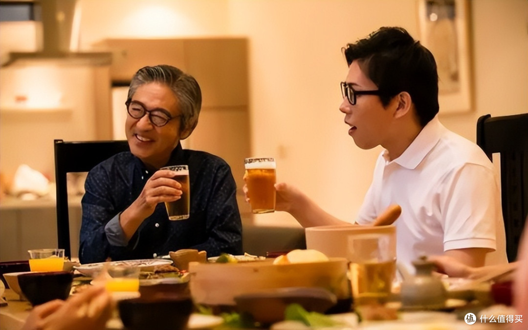 酒桌上，有这“3个动作”的人，往往不受待见，看看您有没有中招