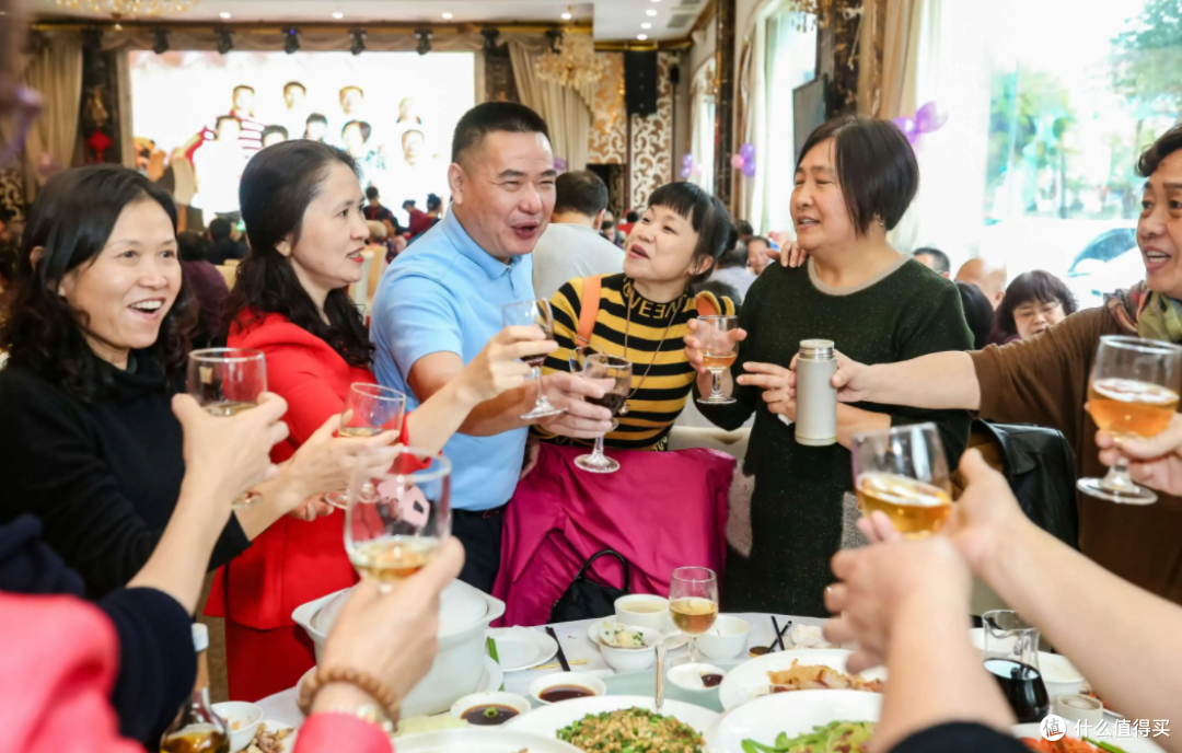 酒桌上，有这“3个动作”的人，往往不受待见，看看您有没有中招