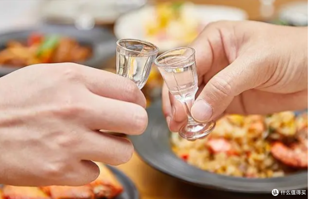 不想在酒桌上“一杯倒”?喝酒时牢记“4注意”,让你多喝二两半