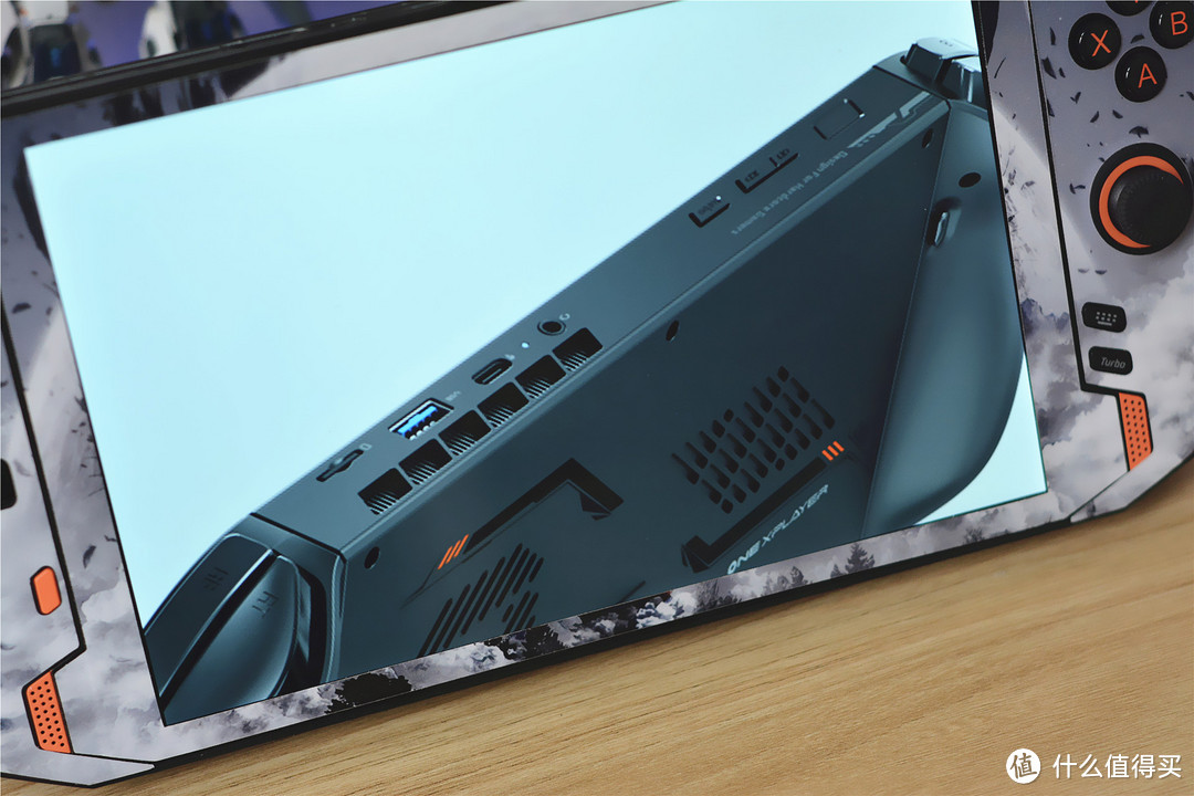 国产推出能变身笔记本电脑的游戏掌机，8.4英寸屏幕，6800U处理器支持升级
