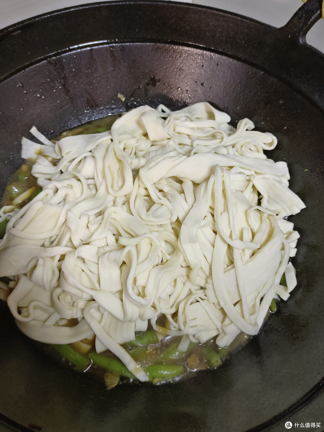 终于吃上啦！亲戚家的铁锅焖面！