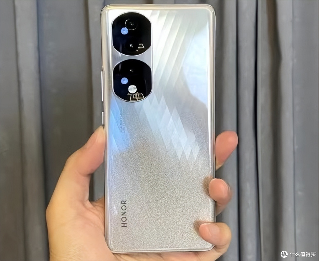 荣耀爆发了：三主摄+100W闪充+超曲屏，12GB+256GB跌至2889元
