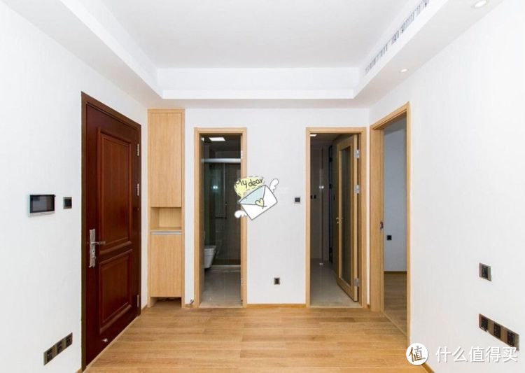 硬装4万的两居室小户型，直接木地板搭配白墙，简洁清爽又温馨