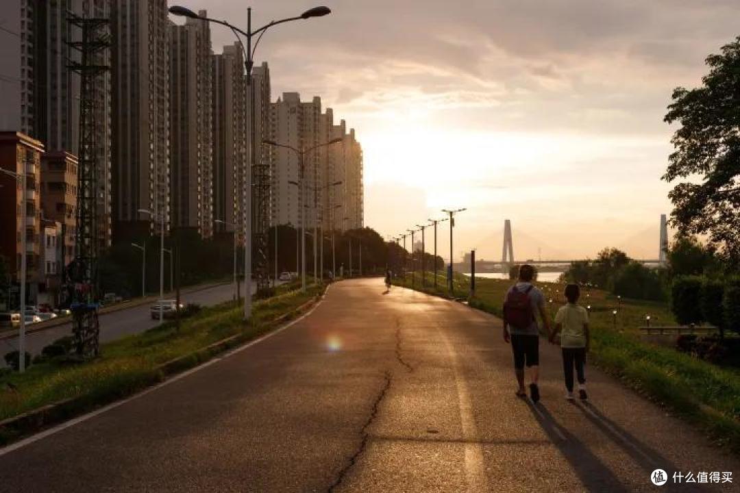 手机那么方便为什么还用相机拍照 ？