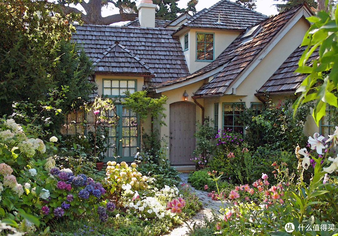 英伦田园风格的庭院满是鲜花像不像小老鼠们的家？
