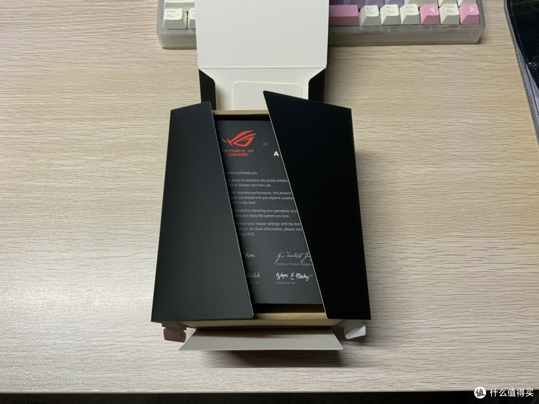 这很黑科技,但不ROG:ROG龙鳞ACE X AimLab合作版三模鼠标 开箱!