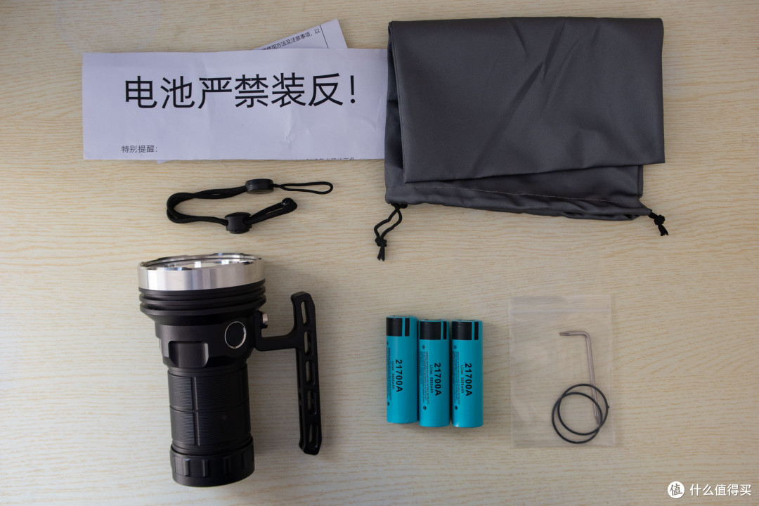 千米远射、1.8万流明的大杀器!阿木DM80手电评测