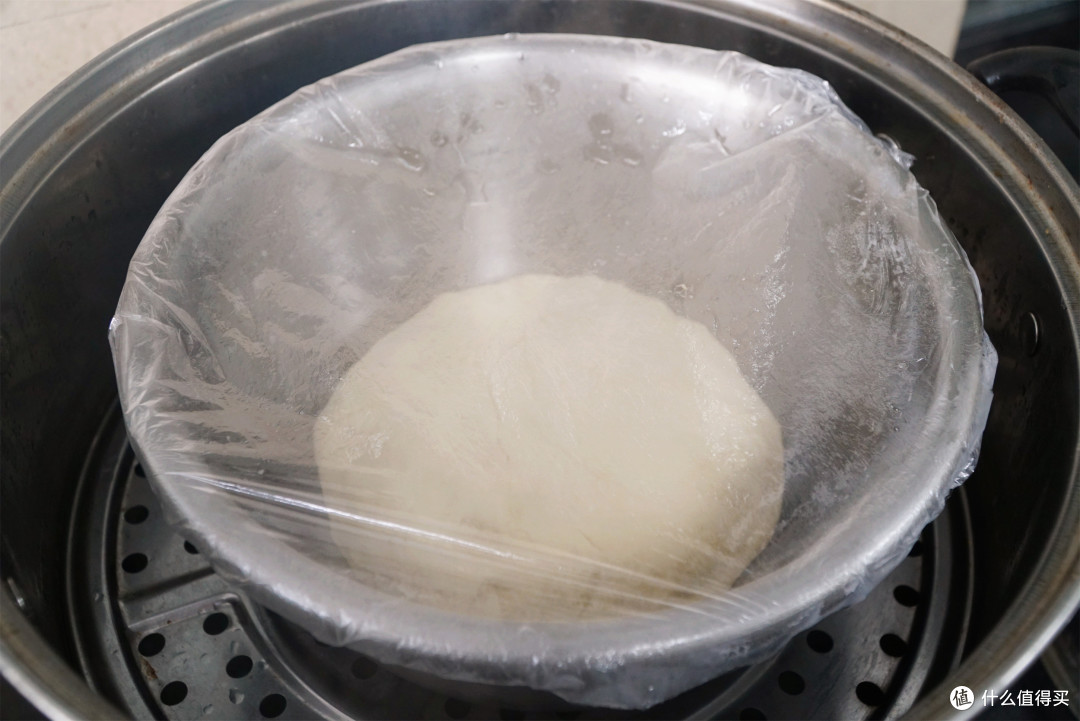 蒸馒头时，冷水蒸还是热水蒸好？牢记这4点，馒头暄软白胖又香甜