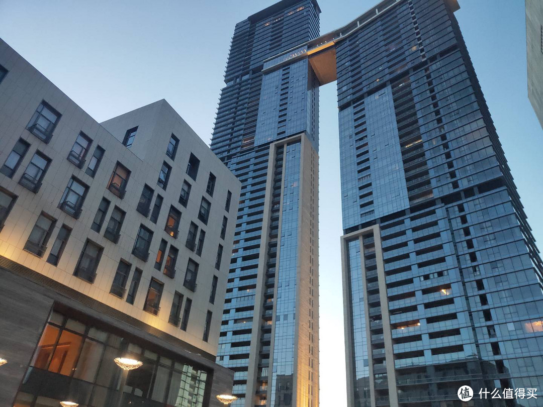 这个地方深圳的盆友应该知道，左边是无印良品的酒店，右边👉🏻没上图的是圣店