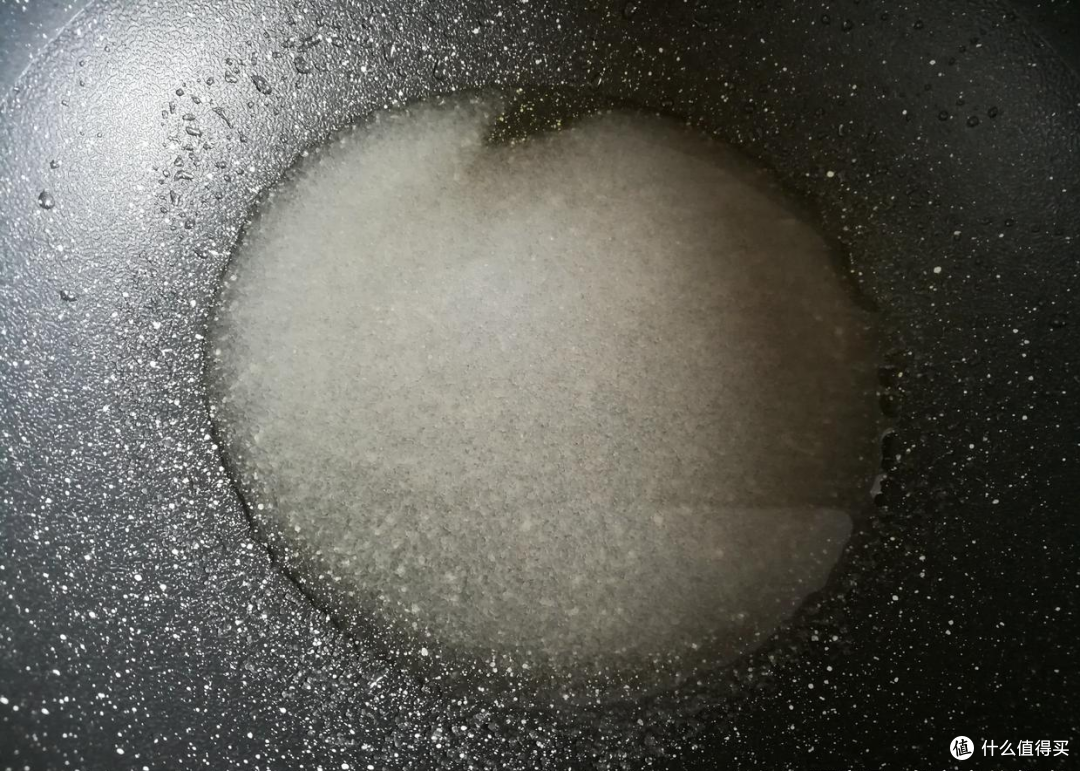 做糖霜花生,掌握2个技巧,颗颗挂霜嘎嘣脆,还是小时候的味道
