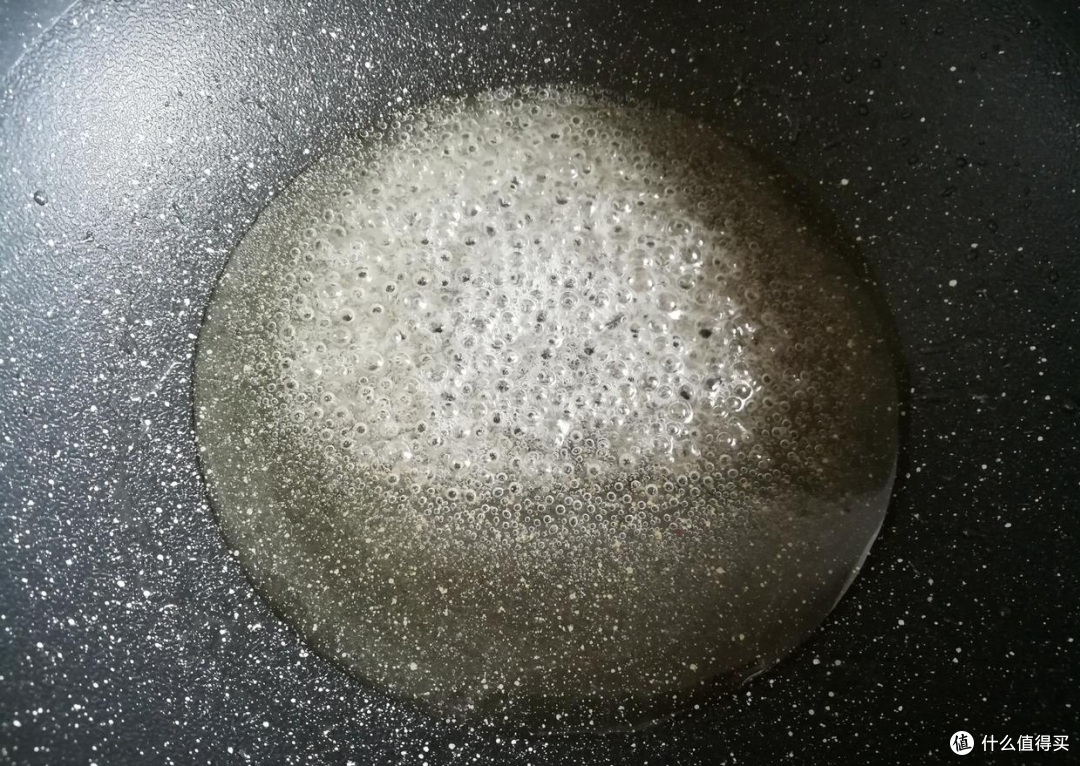 做糖霜花生,掌握2个技巧,颗颗挂霜嘎嘣脆,还是小时候的味道