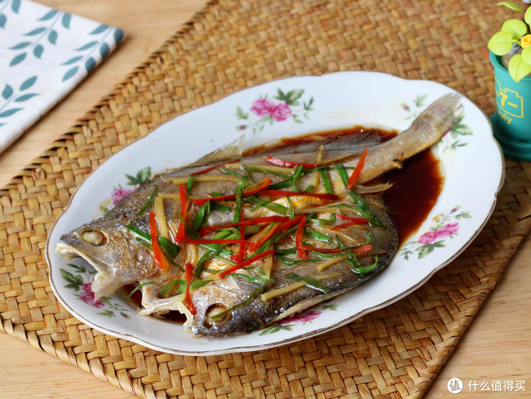 年夜饭做清蒸鱼，蒸几分钟最鲜嫩？鱼肉怎么样才不腥？