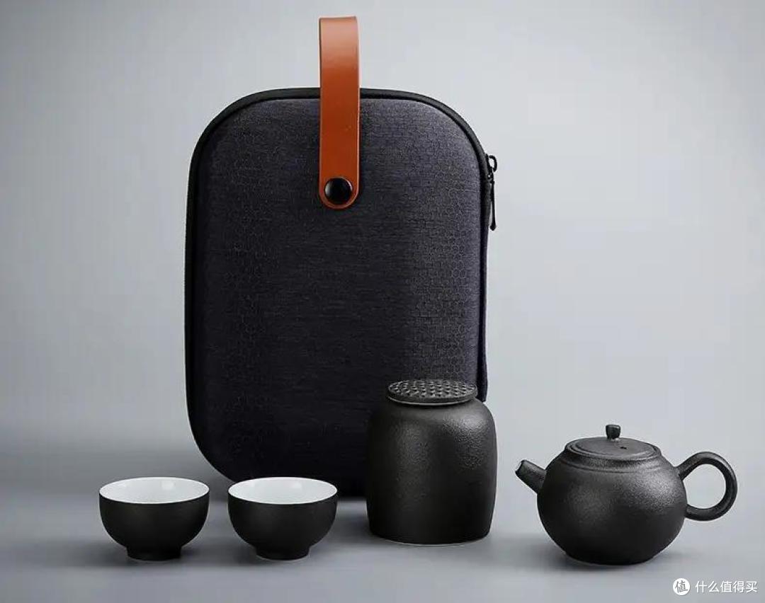 爱喝茶的人,到哪都会自带茶具!