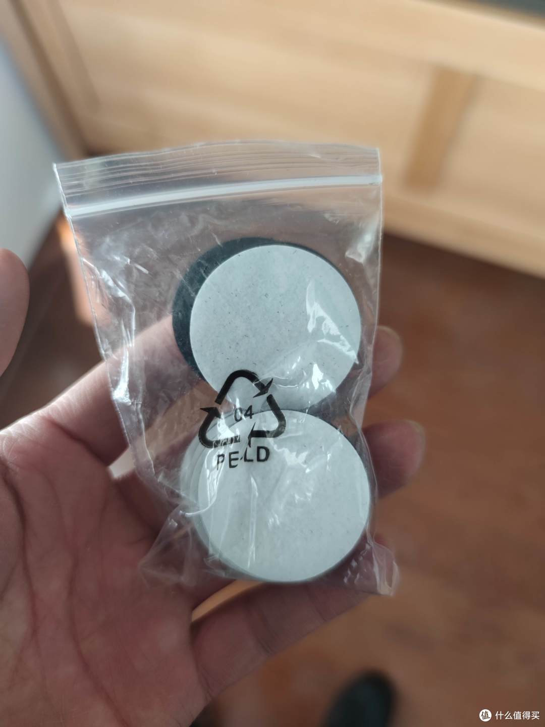 这个应该在床柱底起一定的保护作用,结果他压根没给安装上