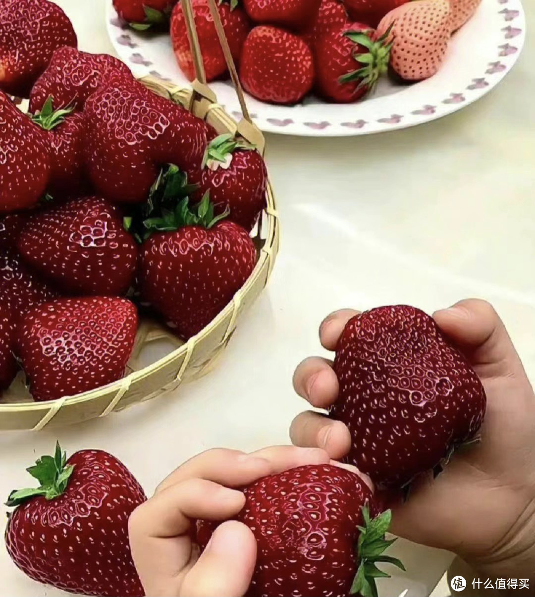 这个草莓🍓怎么长得车里车气的呀😄
