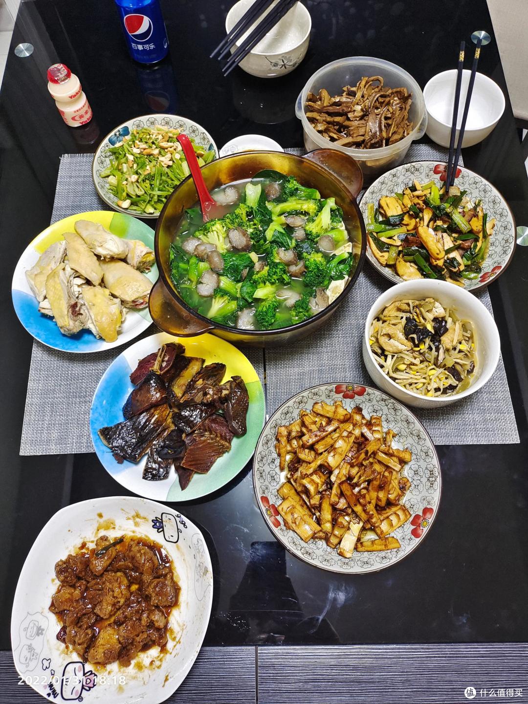 各地网友晒年夜饭，南北方差异大，你喜欢哪里的年夜饭？