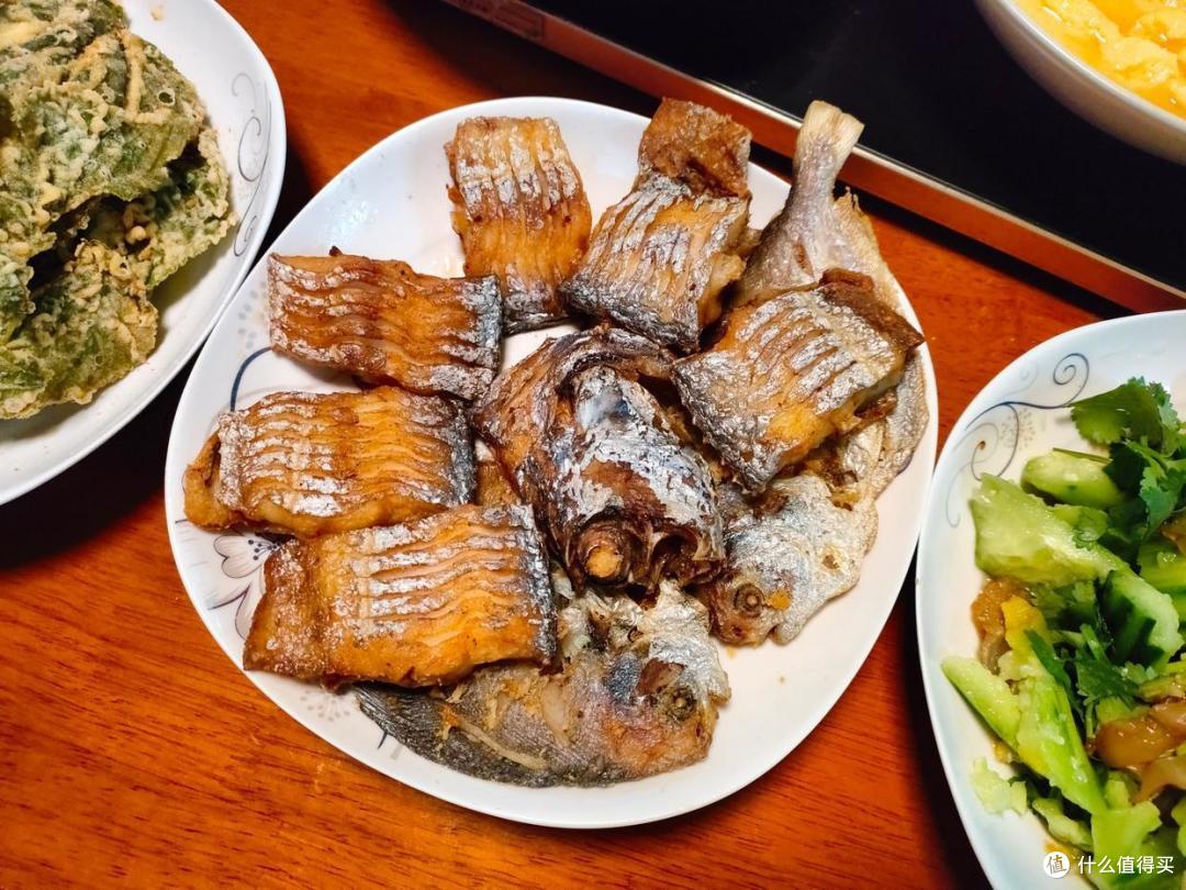 2家年夜饭，1家满满一大桌，第2家只有1个菜，全家却吃得好开心