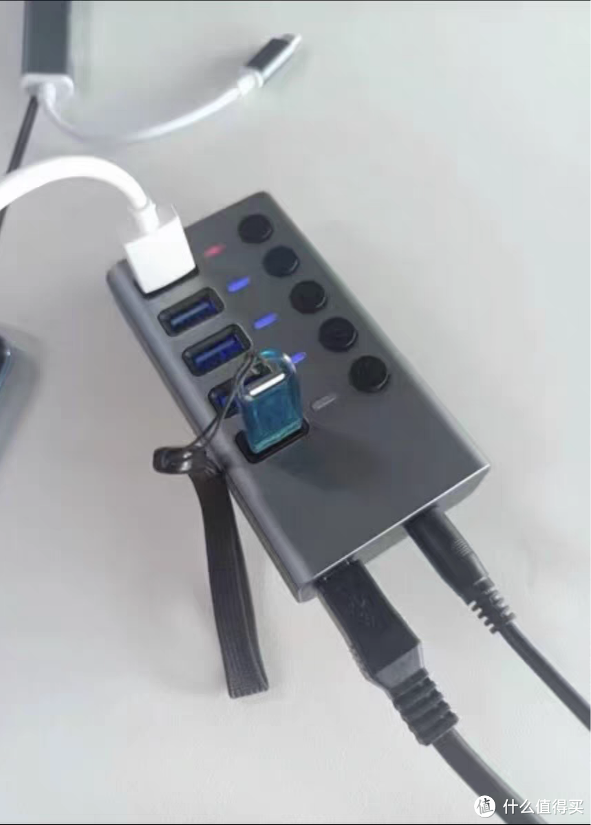 IOGear Dock Pro 是一款功能强大的多端口扩展坞，可为 USB-C 或雷雳机器添加 12 个端口