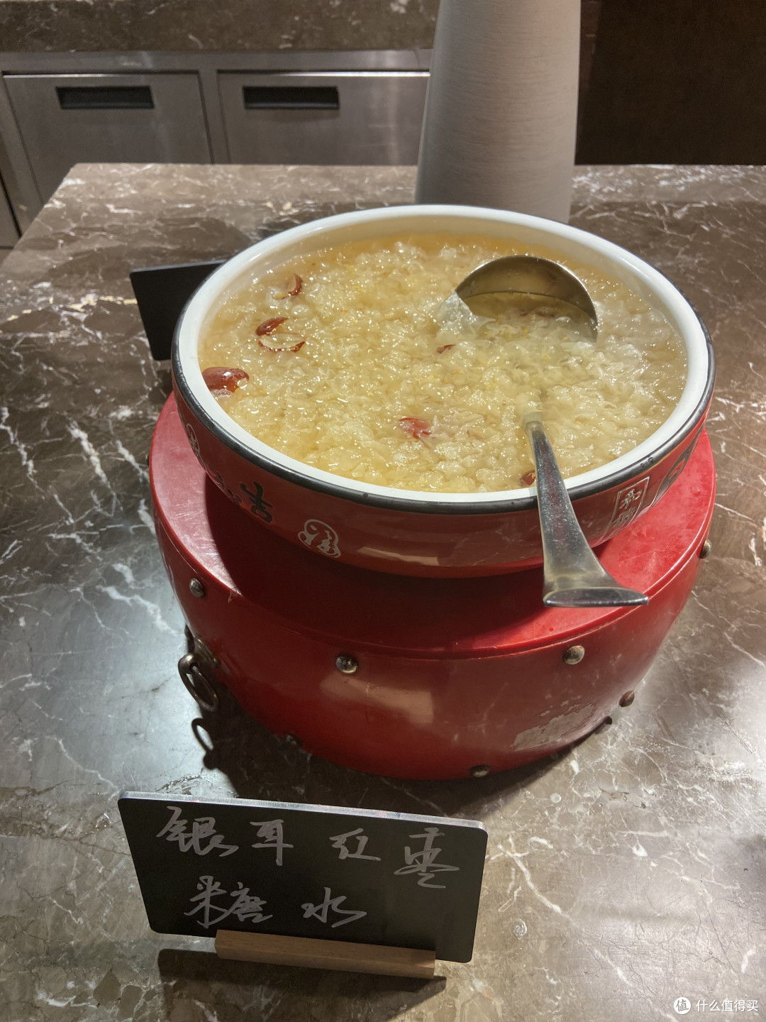 有两种糖水，除了图例的银耳红枣糖水还有椰汁西米露（椰汁西米露还行吧）