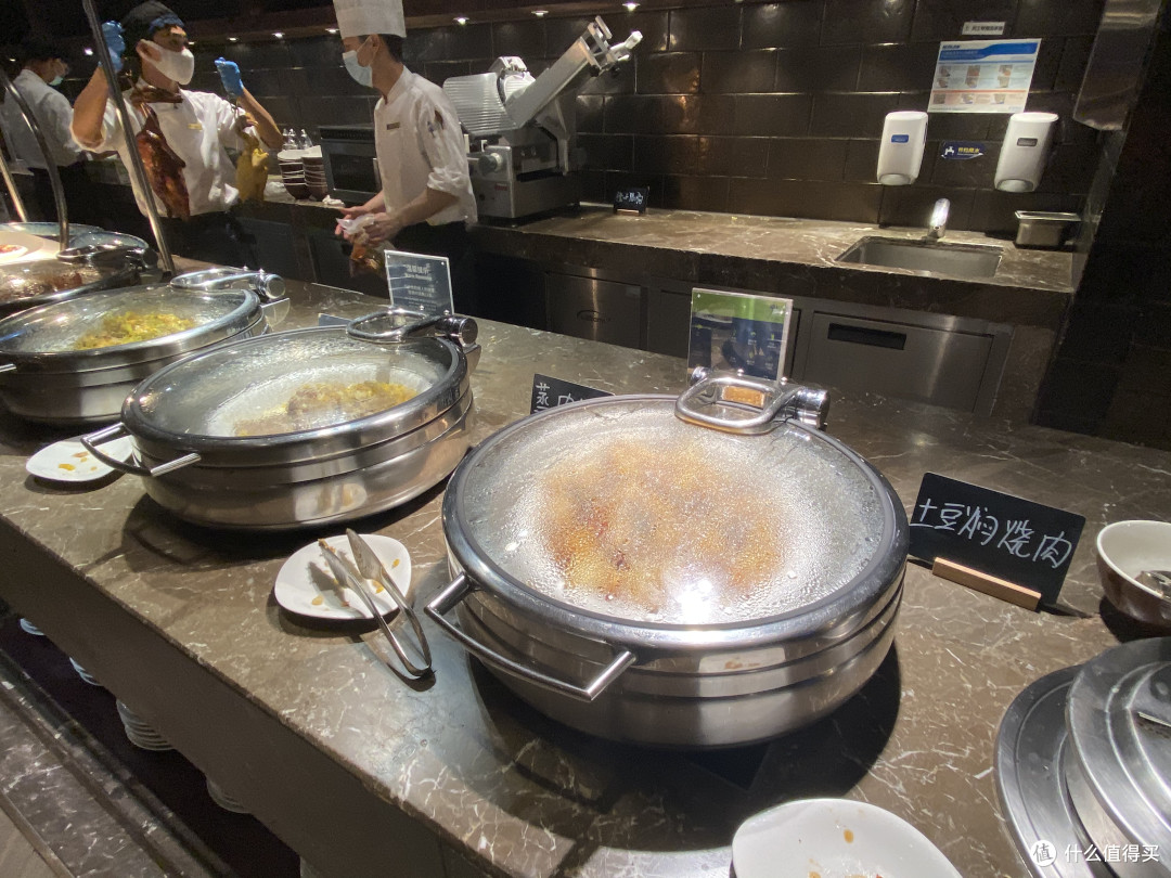 左边蒸肉饼、右边土豆焖烧肉