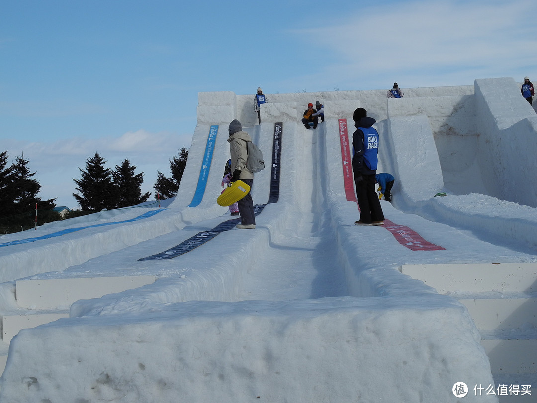 雪滑梯有 3、4 个，不同高度，年龄大小都能玩