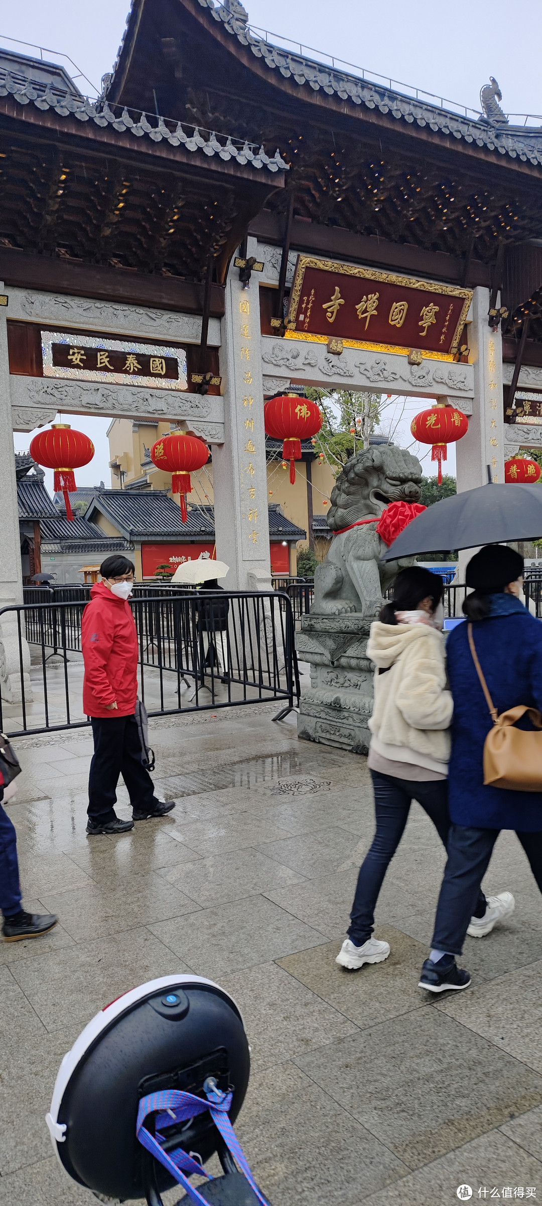 新年的第一炷香/大年初一/上海宁国禅寺，梵音袅袅涤尘心/一年一度，宁国禅寺请香，虽然雨天，人流如织