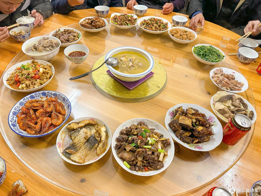 湖北90后女子晒年夜饭,满满一大桌,全是好吃的