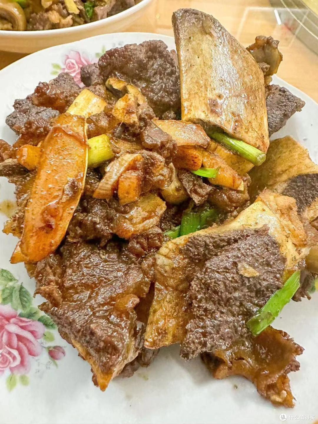 湖北90后女子晒年夜饭,满满一大桌,全是好吃的