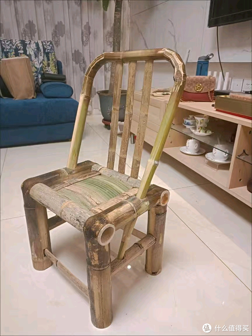 长长靠背大竹子椅子。