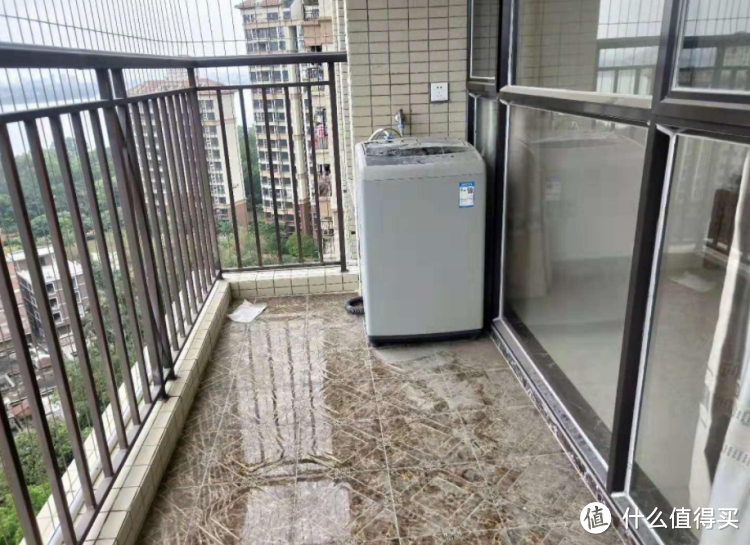 参观110㎡三居室，采用全屋贴瓷砖，入住才知难受，就当花钱交学费了