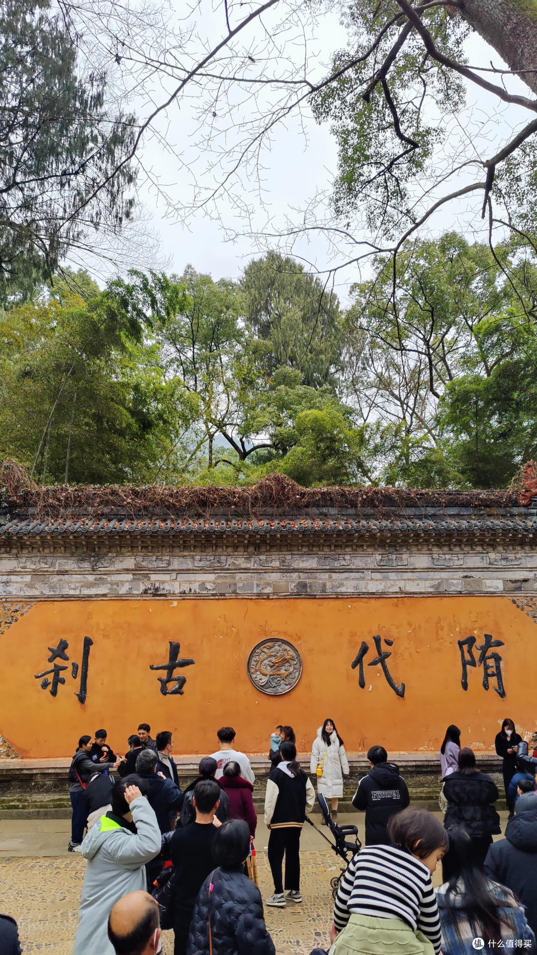门口拍照的人群