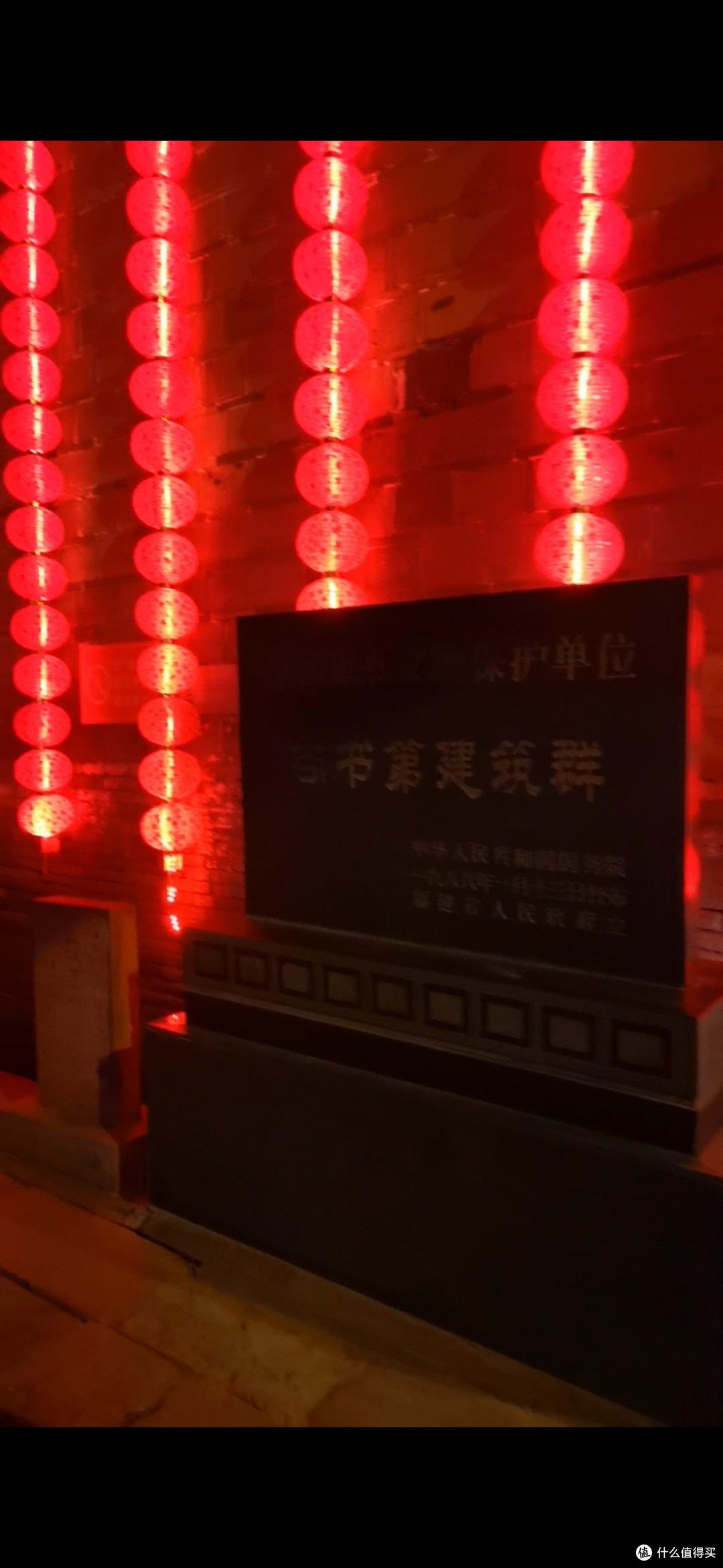 小巷墙上的红灯笼
