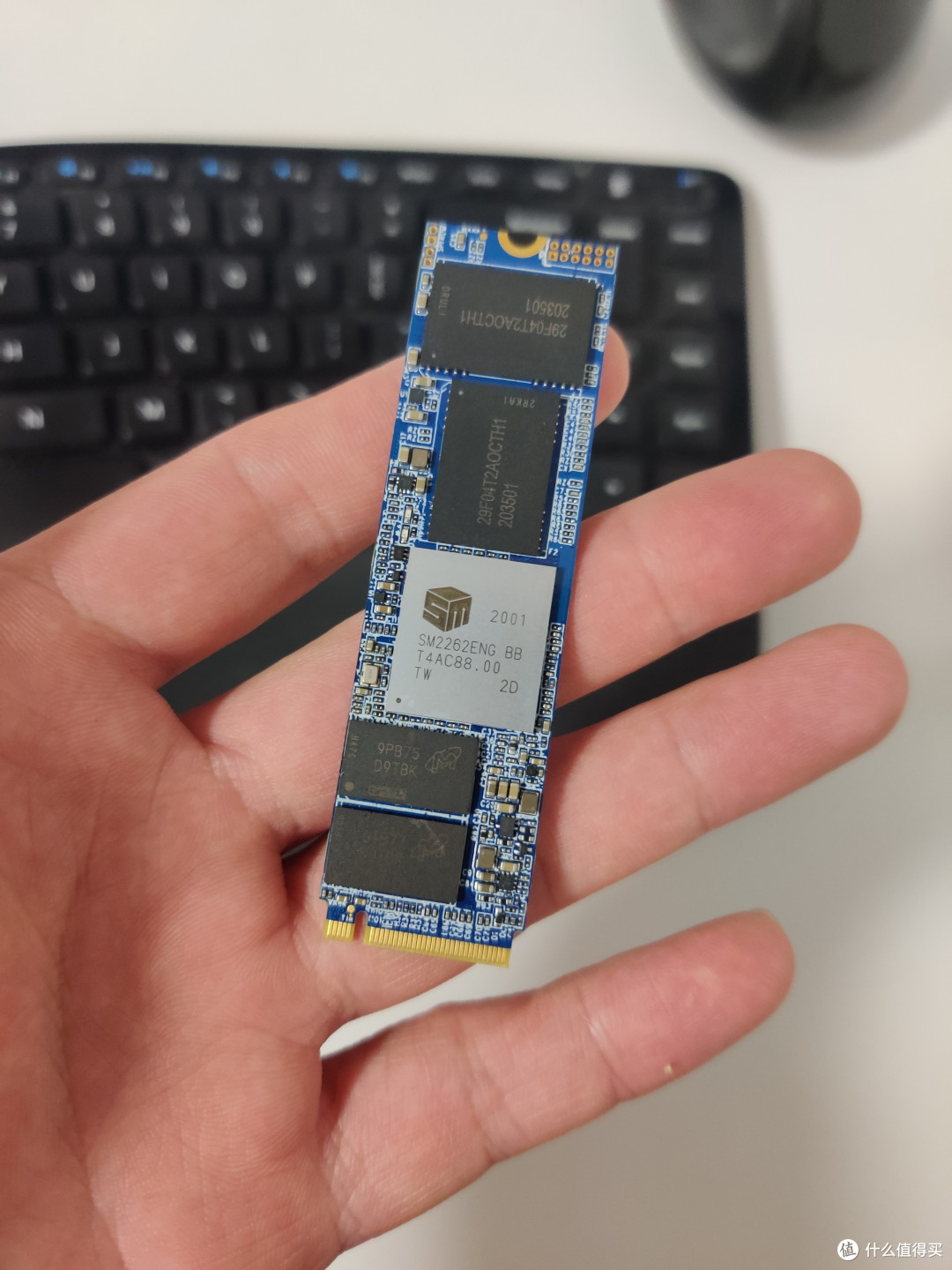 我手上这块LX500除了正面最下角的DDR4缓存芯片不清楚以外，其他都很干净。最近SSD的基板和颗粒价格疯狂下降（事实上，是市场混乱）。如果有技术能力或者闲工夫，可以自己在闲鱼上买材料。价格非常便宜。行情可以在chinaflashmarket.com查询。个人估计的原因是，长江存储受到了美方制裁，后期设备无法成功采购，新生代芯片无法顺利生产，出现信任危机（一方面来自外部，一方面来自内部），所以价格一落千丈。质量也可能一落千丈。毕竟“落后就要被淘汰，落后就要被打”。最终可能落得跟福建晋华一样。