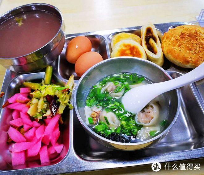 大食堂早餐，花样品种多，馄饨包子免费吃，网友：想去蹭饭