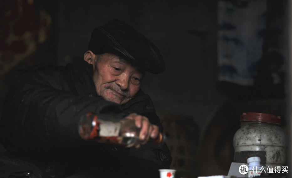 不是所有农村人都喝散酒，看完65岁大爷酒桌上的酒，网友沉默了