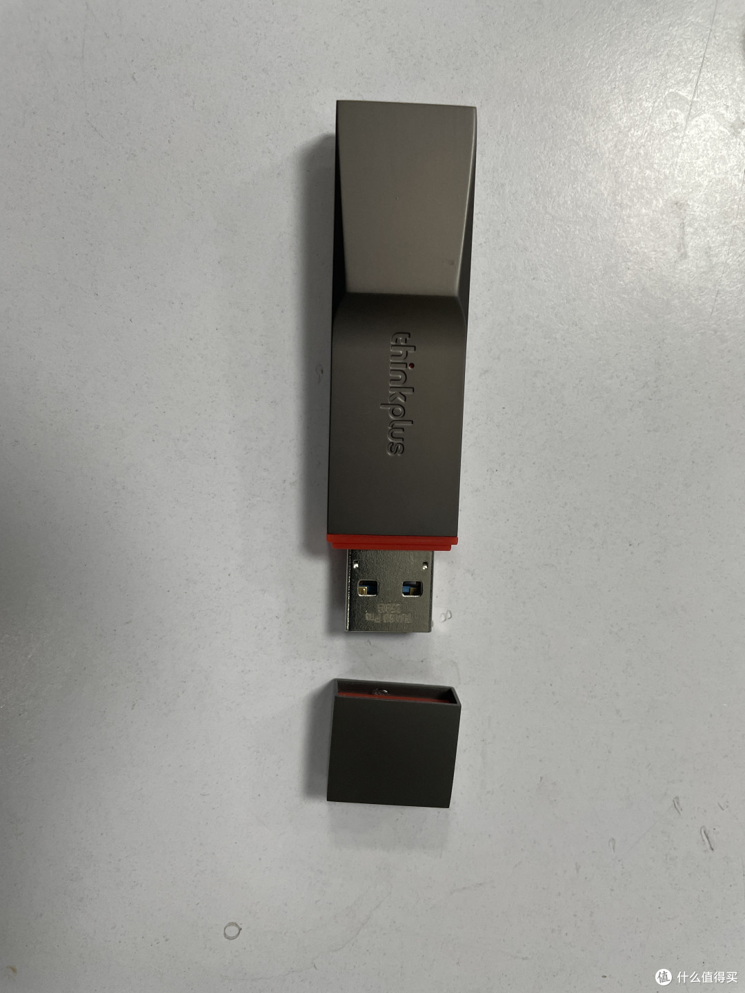 金属外壳，很光滑，手感不错，但是居然用分离式的帽子，这个早晚要掉
