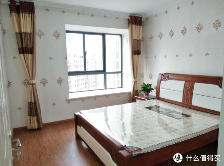 参观104㎡三居室新房,坚持客餐厅全屋贴瓷砖,完工后媳妇直夸有眼光