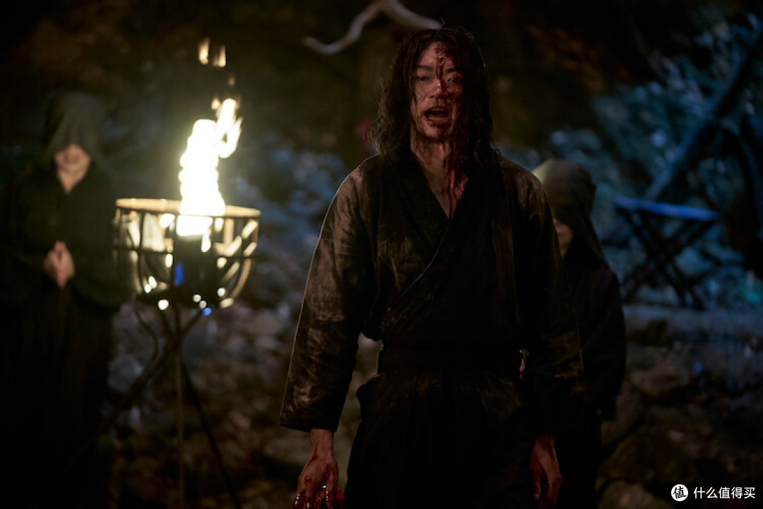 日剧《噬亡村》: 这部 Disney+ 惊悚悬疑线上日剧,带领观众陷入深不见底的血腥与疯狂!