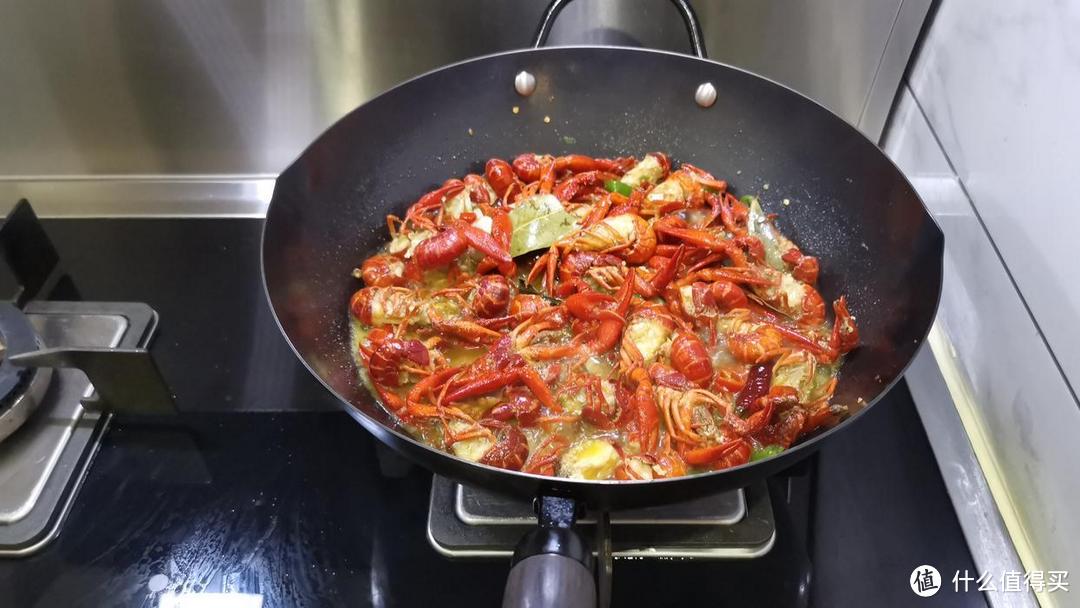炒菜锅用什么材质的锅最好?用过上百口锅,常驻厨房的就这4种!