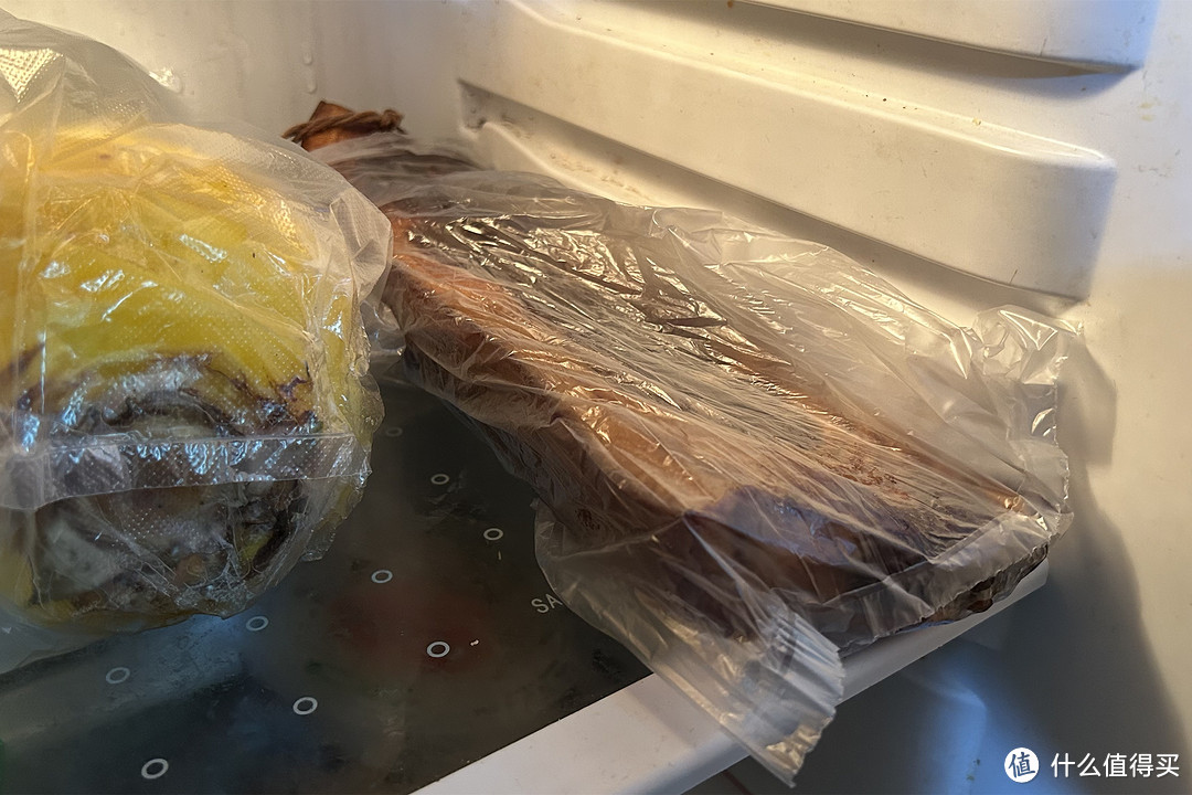 保存腊肉腊肠，别直接放冰箱或挂起来，用正确方法，放一年也好吃